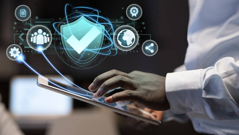 Ciberseguridad persona protegiendo su empresa