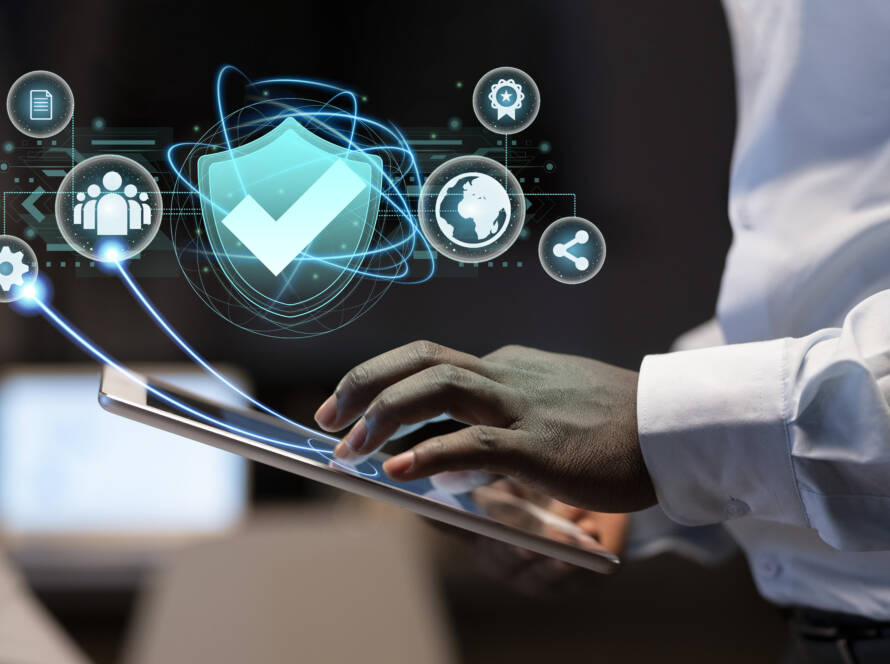 Ciberseguridad persona protegiendo su empresa
